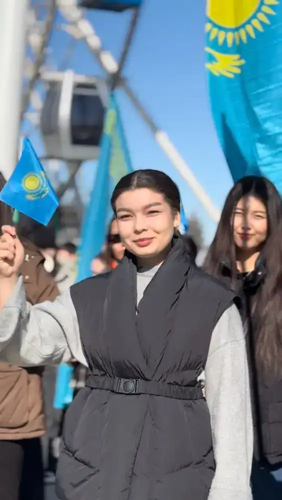 В Алматы прошел масштабный патриотический флешмоб (3)