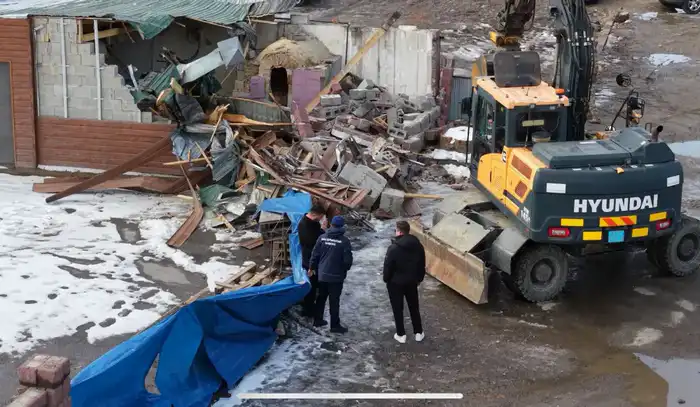 В Алматы сносят незаконную автомойку (2)