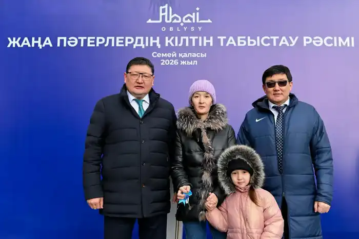 В Семее около 30 семьям вручили ключи от квартир (9)