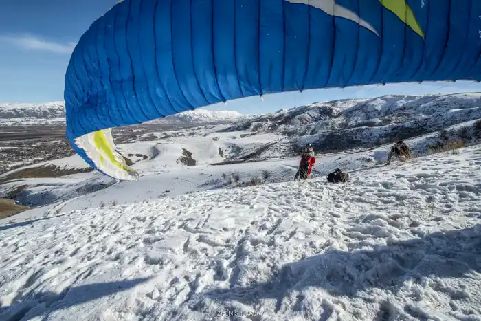 Зимнее небо Жетісу собрало парапланеристов из 6 стран (7)