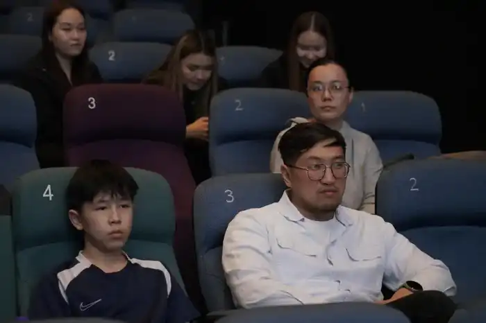 «Закон и порядок»: о вреде наркотиков рассказали посетителям и сотрудникам столичного ТРЦ (3)