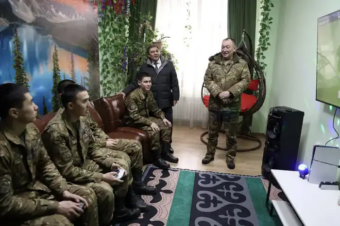 Министр обороны презентовал депутатам Парламента проект Sarbaz+ в Алматы (3)