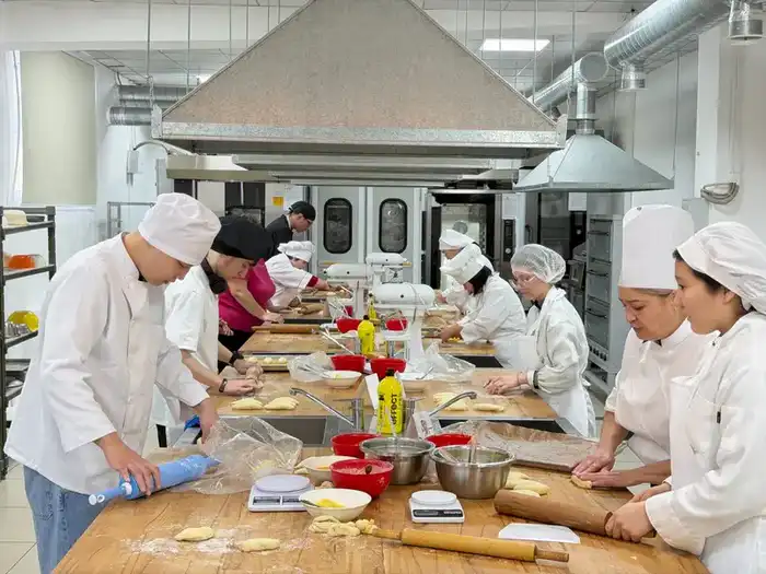 Инклюзия в действии: в Карагандинской области подростки с особыми потребностями осваивают профессию кондитера (2)