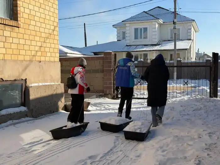 В рамках экоакции «Таза Қазақстан» волонтёры очистили дворы пожилых жителей столицы от снега (4)