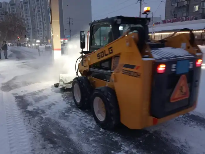 В Астане продолжается уборка снега: задействованы почти 1 300 единиц спецтехники (5)