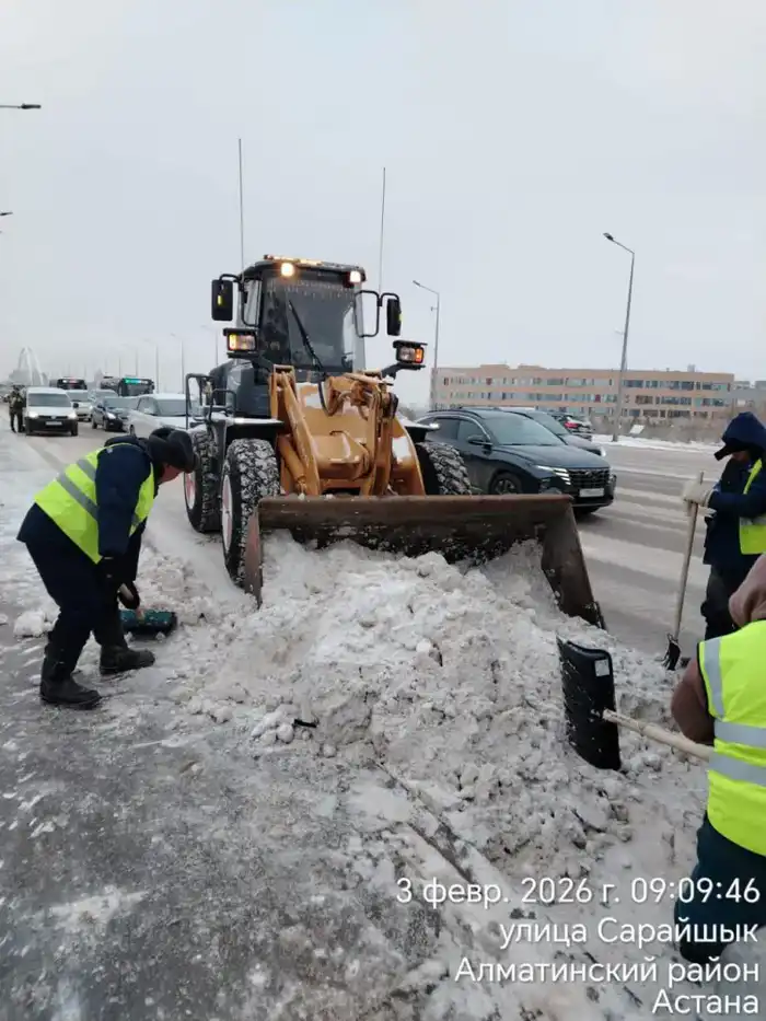 Более 3 000 дорожных рабочих и 1 600 единиц спецтехники заняты в снегоуборочных работах в Астане (7)