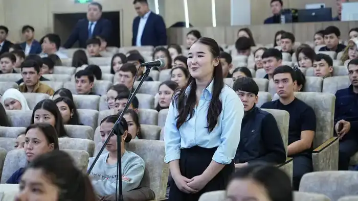 РАЗГОВОР О ВАЖНОМ: ГЛАВА ПОЛИЦИИ ШЫМКЕНТА ВСТРЕТИЛСЯ СО СТУДЕНТАМИ (3)