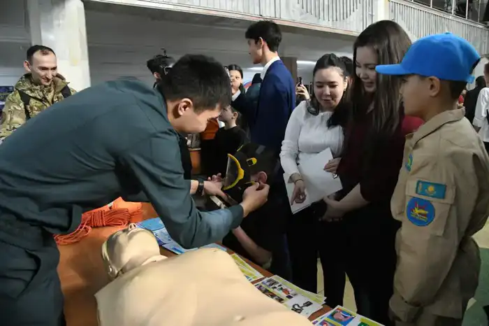 Столичные спасатели рассказали школьникам о своей службе (5)