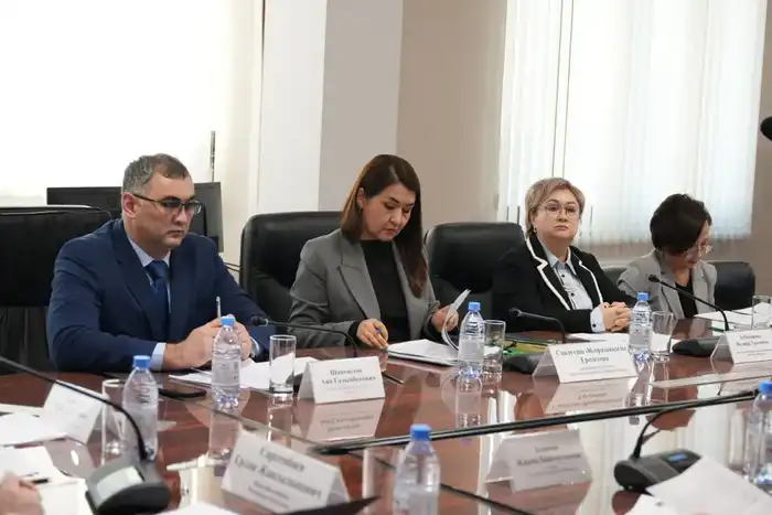 В Министерстве юстиции РК состоялось заседание Общественного совета по обсуждению проекта новой редакции Конституции (2)