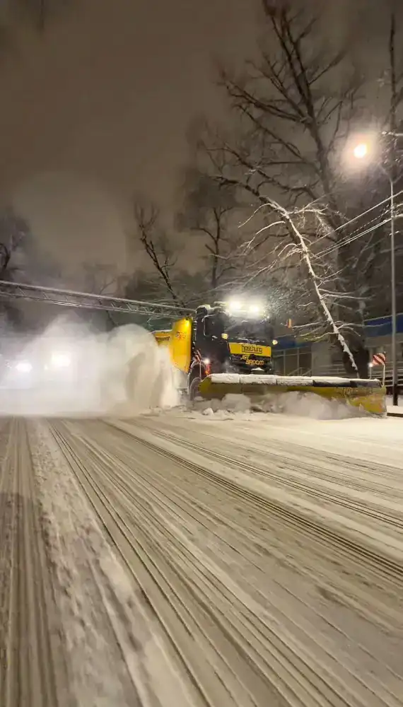 В Алматы продолжается снегопад: коммунальные службы работают без перерыва (4)