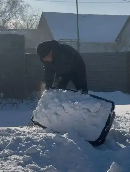 Волонтёры Карагандинской области помогают одиноким пенсионерам (3)