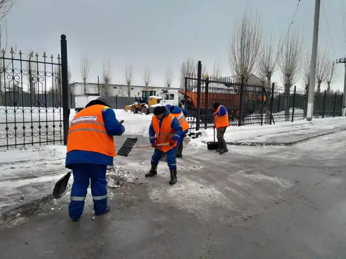 В Астане в снегоуборочных работах задействовано около 1,7 тысячи единиц спецтехники (6)