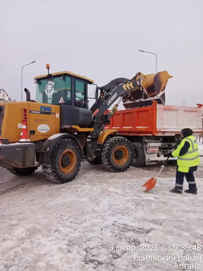 Более 3 000 дорожных рабочих и 1 600 единиц спецтехники заняты в снегоуборочных работах в Астане (3)