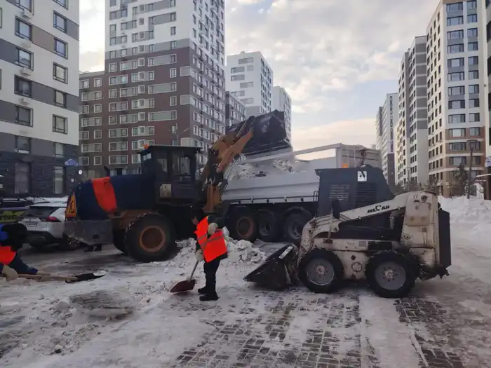 Более тысячи единиц спецтехники задействовано в снегоуборочных работах в Астане (3)
