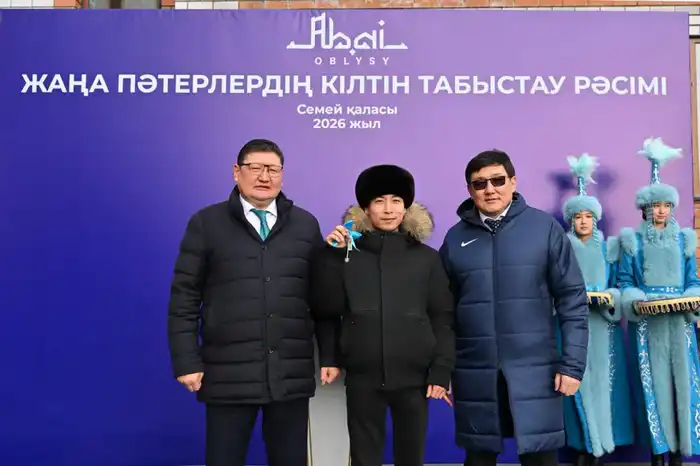 В Семее около 30 семьям вручили ключи от квартир (5)