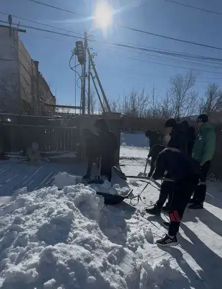 Волонтёры Карагандинской области помогают одиноким пенсионерам (4)
