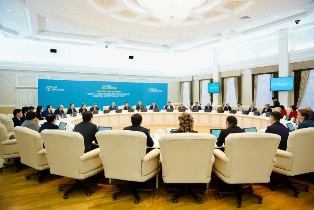 В Уральске представители Общенациональной коалиции обсудили проект новой Конституции с интеллигенцией и гражданским обществом (3)