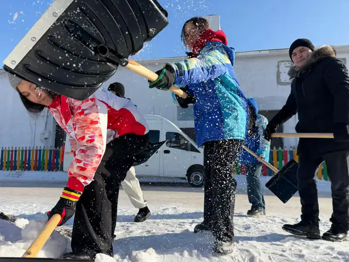 В рамках экоакции «Таза Қазақстан» волонтёры очистили дворы пожилых жителей столицы от снега (7)