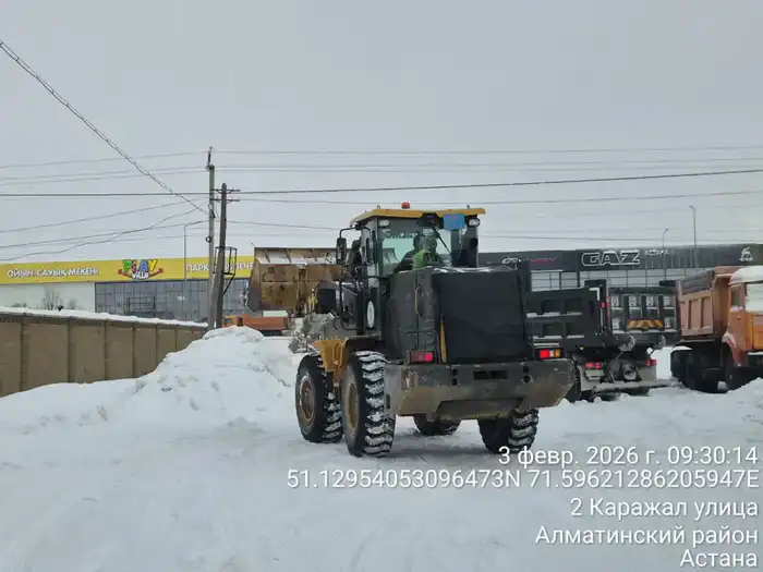 Более 3 000 дорожных рабочих и 1 600 единиц спецтехники заняты в снегоуборочных работах в Астане (4)