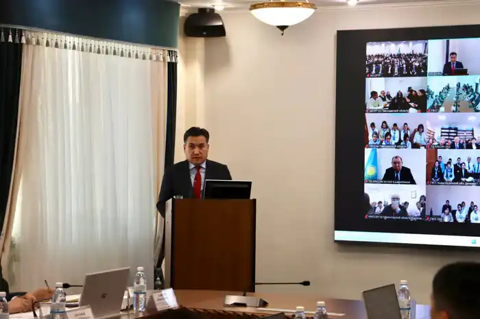 А. Ертаев провел совещание по обсуждению ключевых изменений в проект новой Конституции РК (4)