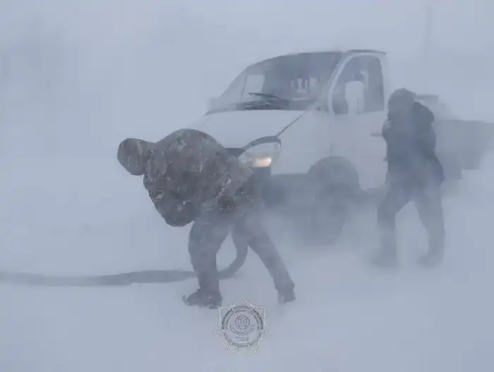 Спасатели МЧС Казахстана за прошедшие семь суток из снежных заносов спасли и эвакуировали 96 человек (4)