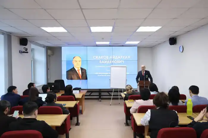 Член Высшего Судебного Совета, профессор кафедры уголовного права и организации исполнения наказания Костанайской академии МВД им. Ш.Кабылбаева Айдаркан Скаков провёл гостевую лекцию для магистрантов Академии правосудия (2)