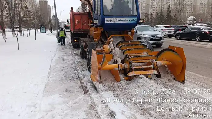 Более 3 000 дорожных рабочих и 1 600 единиц спецтехники заняты в снегоуборочных работах в Астане (9)