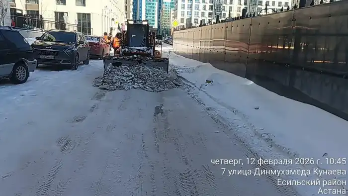 Около двух тысяч единиц спецтехники задействованы в снегоуборочных работах в Астане (3)