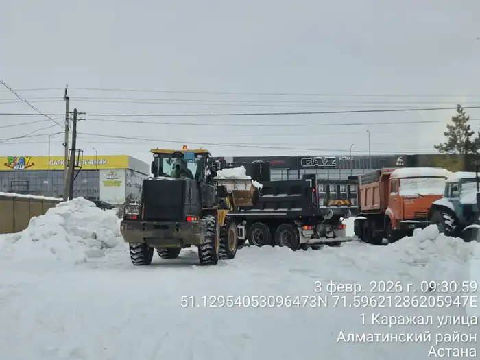 Более 3 000 дорожных рабочих и 1 600 единиц спецтехники заняты в снегоуборочных работах в Астане (5)