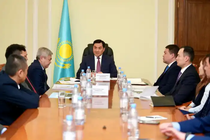 Министр энергетики обсудил с экспертами стратегию развития ТЭК и реформу топливного рынка (10)