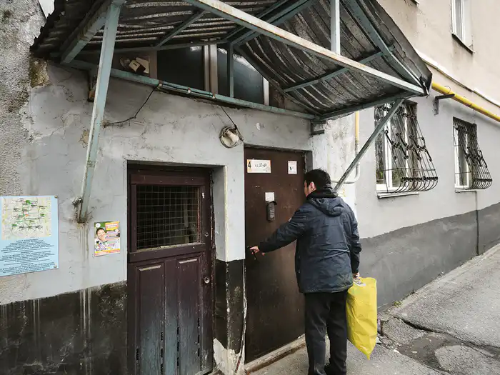 курьер у подъезда