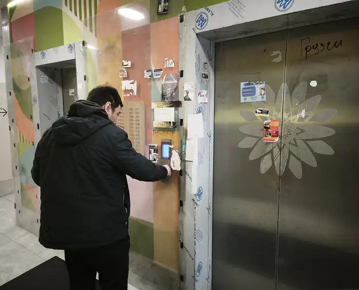 курьер около лифта