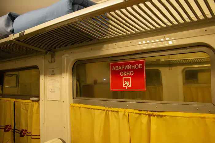 Наклейка "Аварийное окно" в вагоне электрички Конаев - Алматы