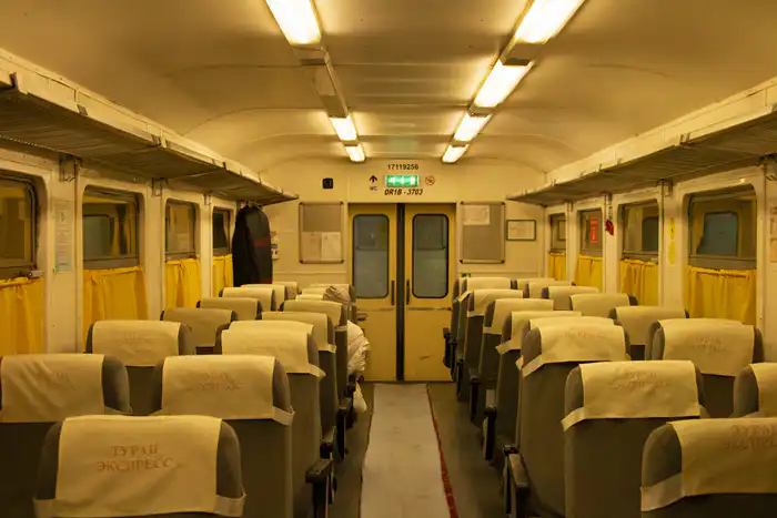 В вагоне электрички Конаев - Алматы, сиденья в два ряда