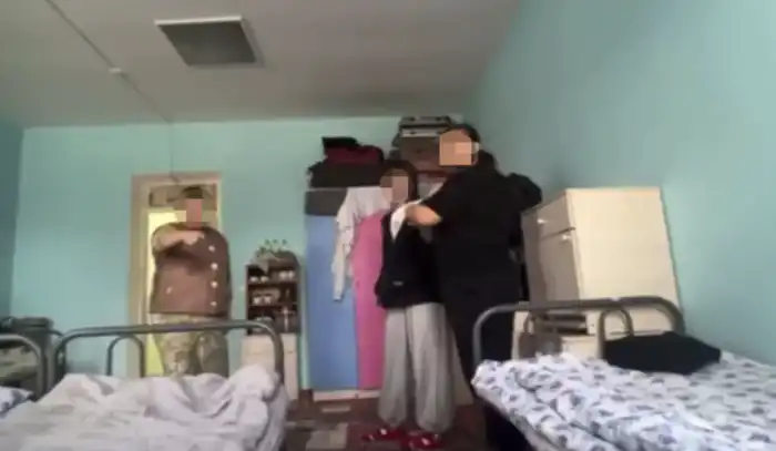 студенток заставляли убирать туалеты