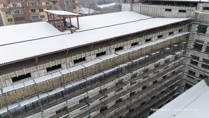 Долгострой: здание суда в Алматы, строительные леса во дворе 