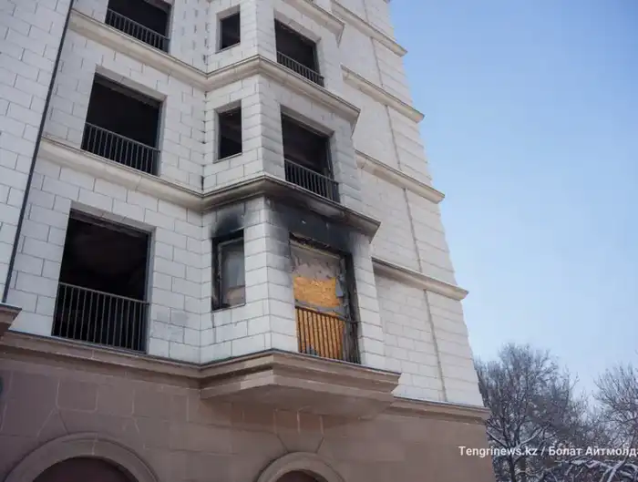 Выбитые окна в бывшем отеле Кайрата Сатыбалды