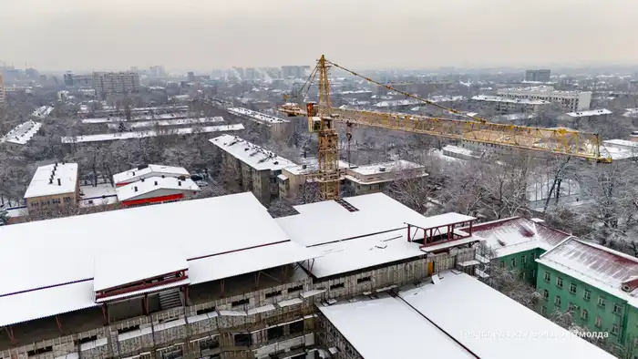 Долгострой; здание суда в Алматы, крыша и строительный кран
