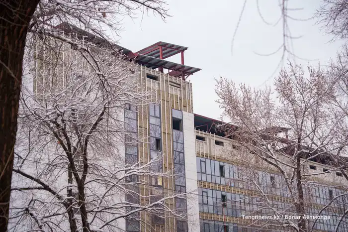 Долгострой; здание суда в Алматы, фасад