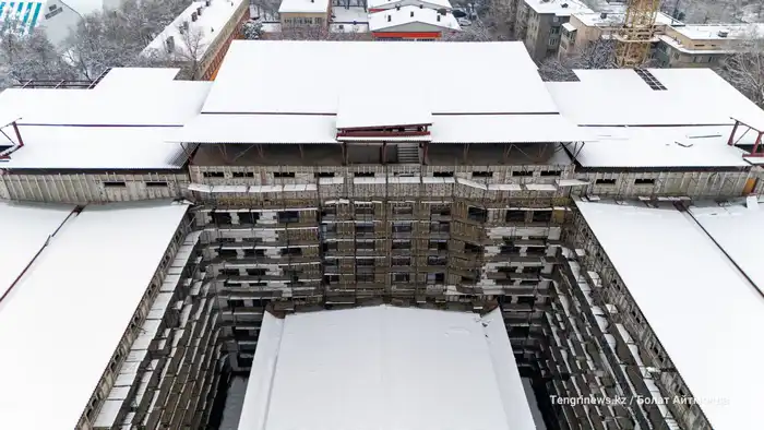 Долгострой; здание суда в Алматы, фото со стороны двора, с дрона