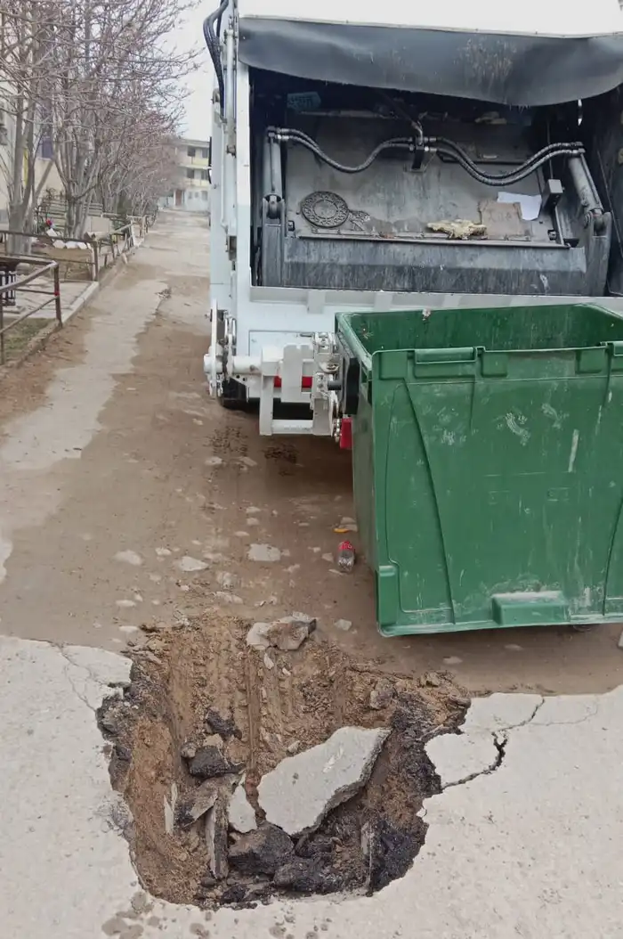 Мусоровоз в яме