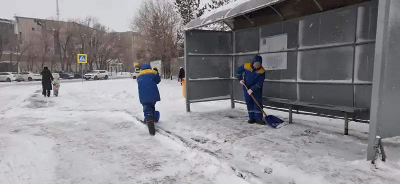 В работе по уборке снега в Астане задействованы тысячи дорожных рабочих (3)