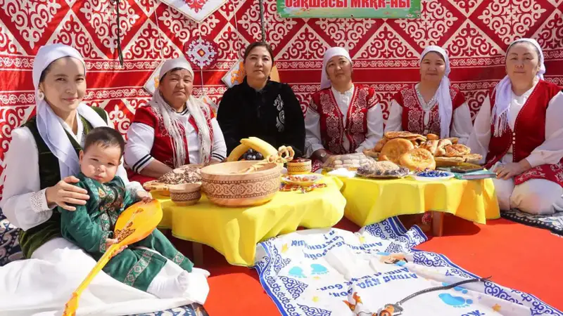 ТУРКЕСТАН: В ОРДАБАСЫ ОДНОВРЕМЕННО ПРОВЕЛИ ОБРЯД «ТҰСАУКЕСЕР» ДЛЯ 50 МАЛЫШЕЙ (2)
