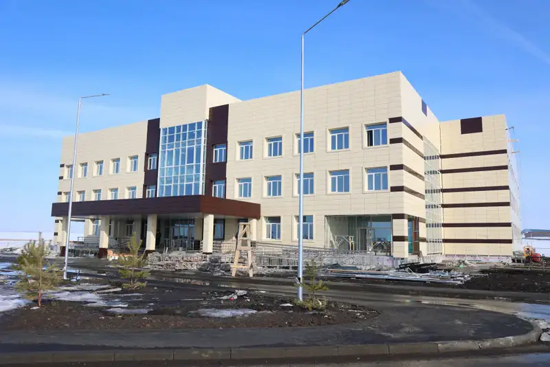 Аким области ознакомился с ходом строительства поликлиники (8)