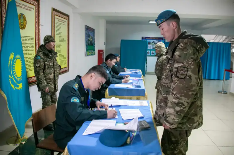 Военнослужащие Вооруженных сил в числе первых проголосовали на республиканском референдуме (5)