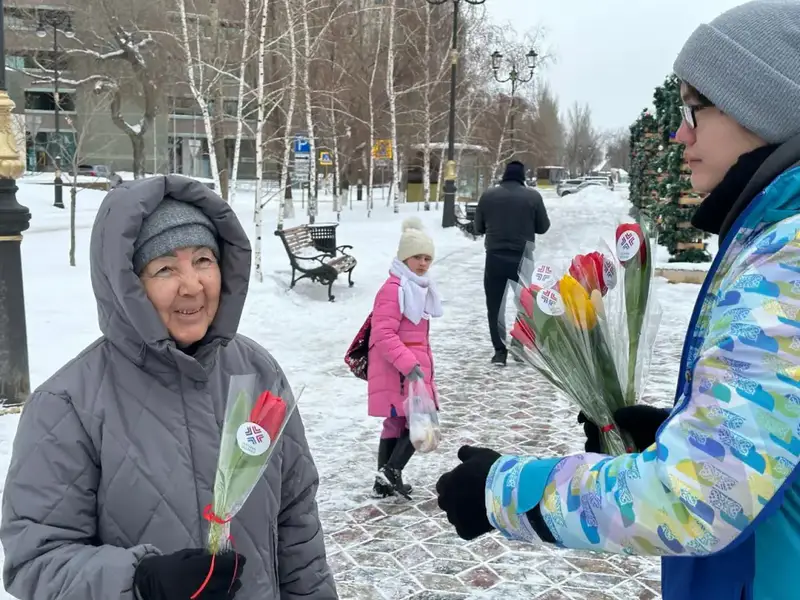 «Көктем шуағы»: в Астане волонтеры раздали женщинам цветы (7)