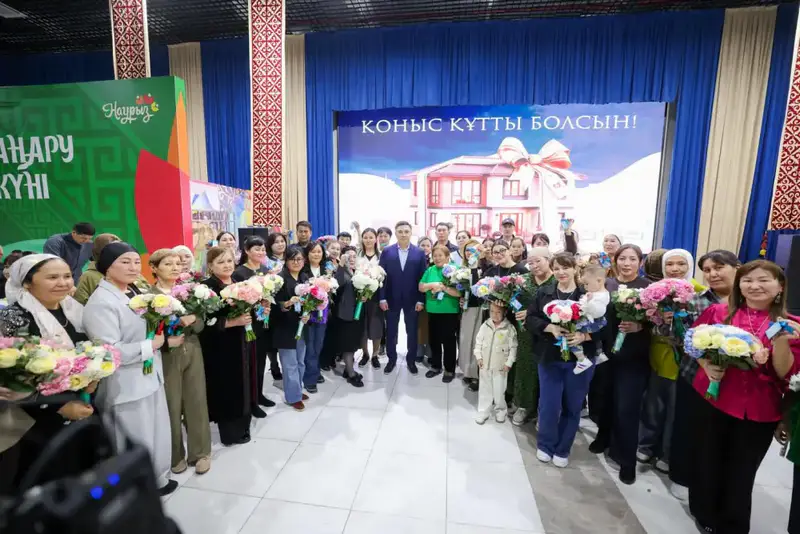 В ШЫМКЕНТЕ 50 СЕМЕЙ ПОЛУЧИЛИ КЛЮЧИ ОТ НОВЫХ КВАРТИР В ПРЕДДВЕРИИ НАУРЫЗА (4)