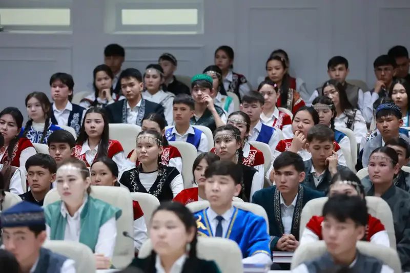 Ербол Карашукеев встретился с финалистами второго сезона «Ой шебері» (2)