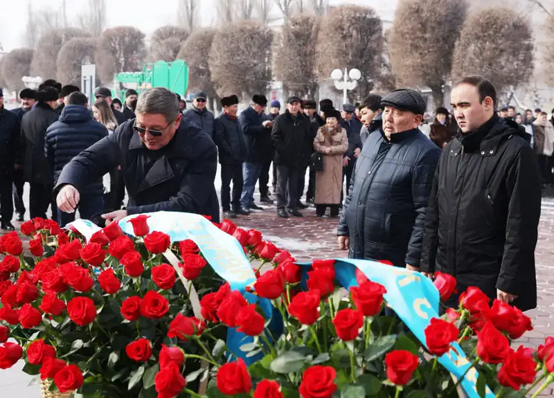В Таразе состоялась церемония возложения цветов к памятнику Жамбылу Жабаеву (10)