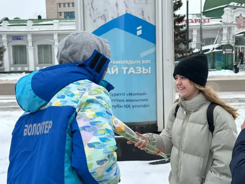 «Көктем шуағы»: в Астане волонтеры раздали женщинам цветы (6)